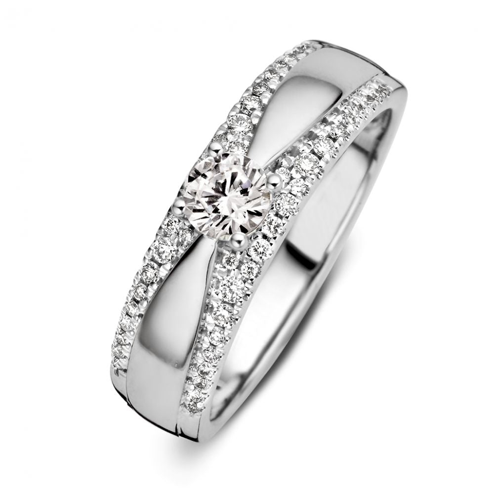 Witte gouden ring met briljant geslepen diamant van 0,52 karaat en kleine diamanten aan de zijkanten.