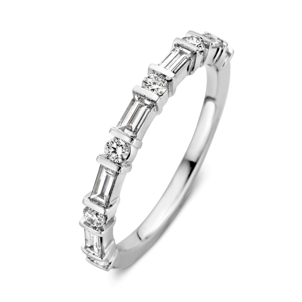 De Elegante Witgouden Ring met Briljant en Baguette Diamanten 0.54 crt. van Excellent Jewelry heeft afwisselende diamantslijpsel gezet langs de bovenste helft van een 14 karaat witgouden band, afgebeeld op een witte achtergrond.