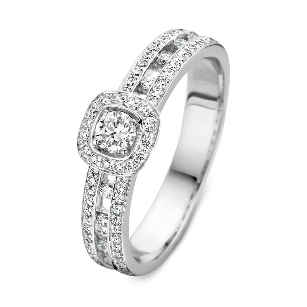 Witte gouden ring met een centrale diamant omringd door kleinere diamanten in een moderne halo-stijl.