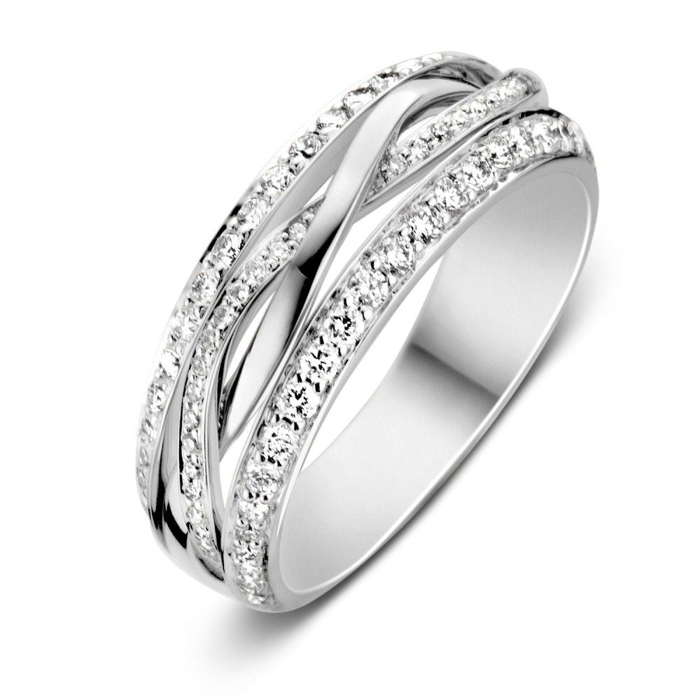 Witte gouden halo ring met een golvende band en briljant geslepen diamanten.