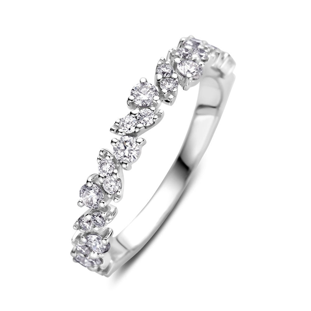 Witte gouden ring met briljante diamanten van 0,58 karaat in een golvende setting.