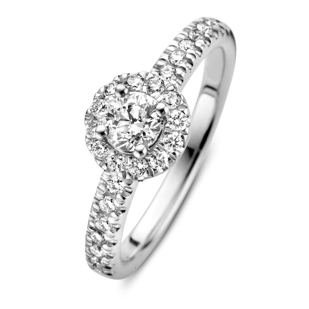 Witte gouden entourage ring met een centrale diamant van 0,40 karaat en een band bezet met briljanten.