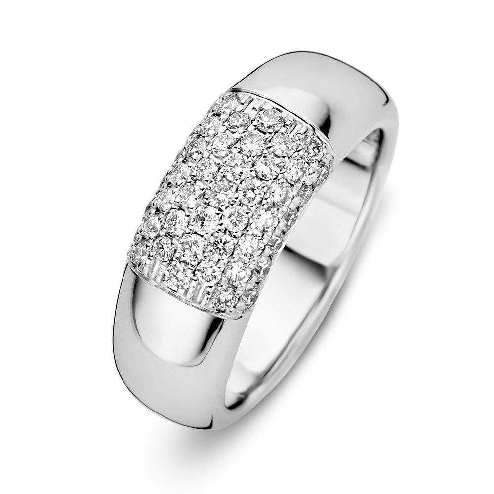Witte gouden ring met pavé-set diamanten, glanzende afwerking en een brede, afgeronde vorm.