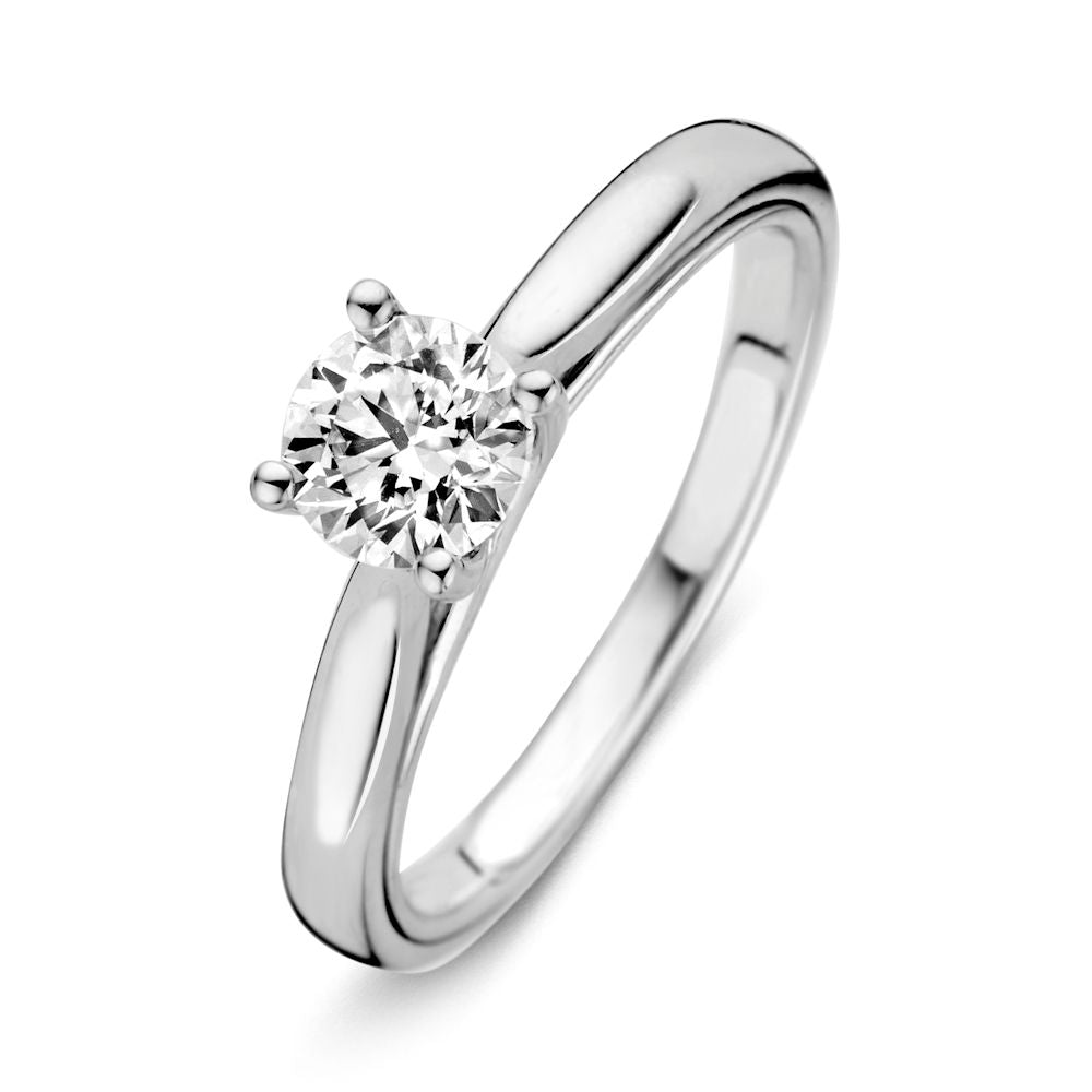 De Elegante Witgouden Solitaire Ring met Briljant Diamant (0,74 Karaat) van Excellent Jewelry heeft een enkele diamant in een zetting met vier tanden op een gepolijste band, tegen een witte achtergrond.