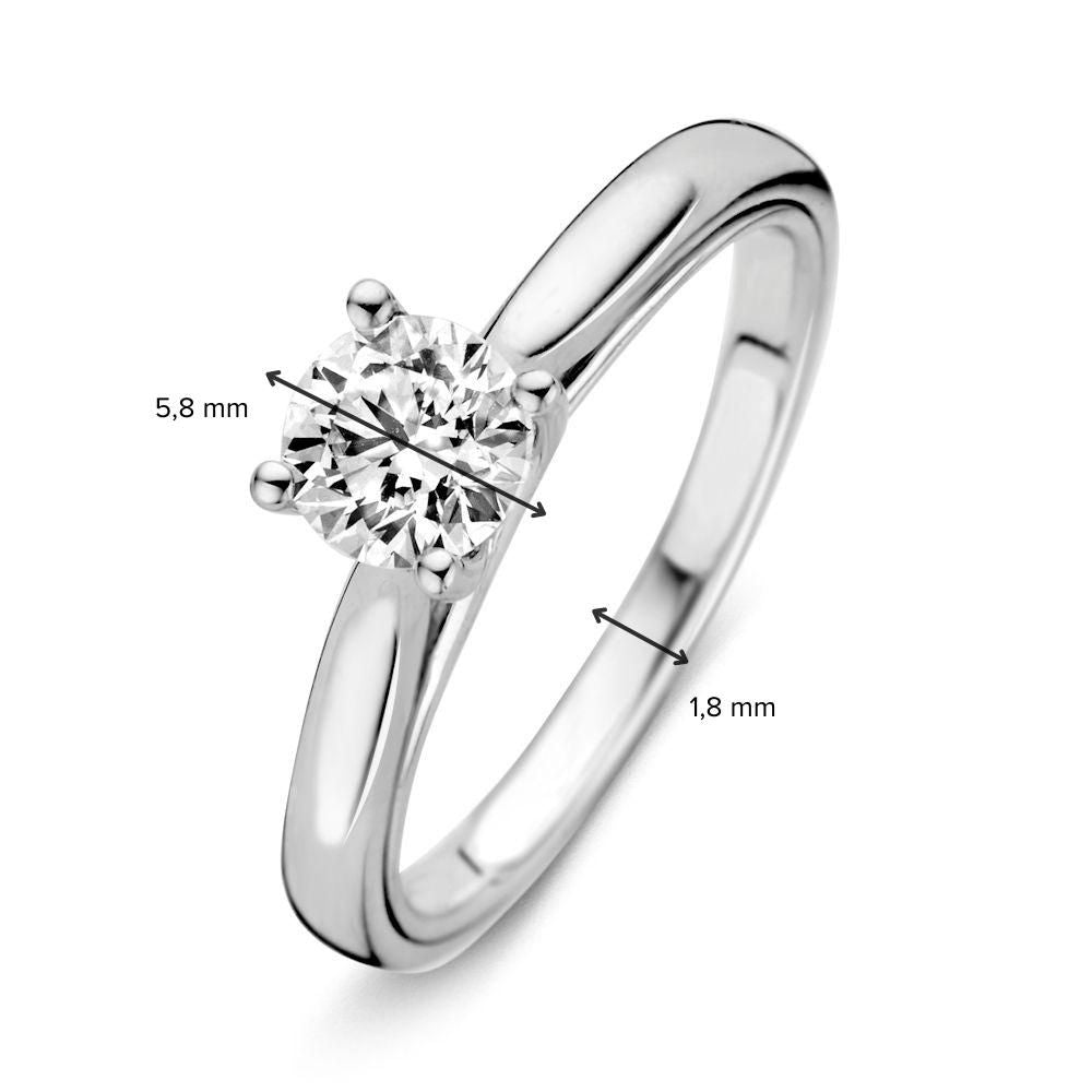 De Elegante Witgouden Solitaire Ring met Briljant Diamant (0,74 Karaat) van Excellent Jewelry heeft een 5,8 mm ronde diamant op een slanke 1,8 mm band, geaccentueerd met maatlijnen en labels.