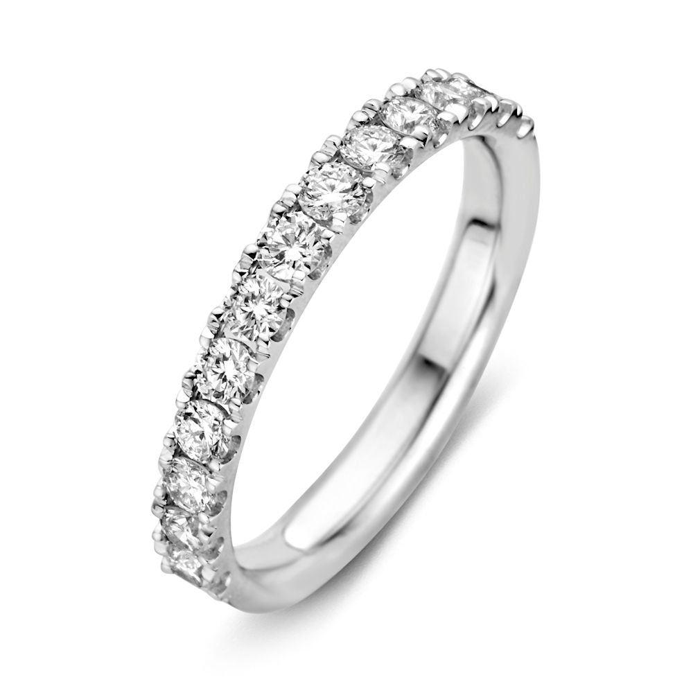 Wit gouden ring met een rij van heldere diamanten aan de bovenkant.