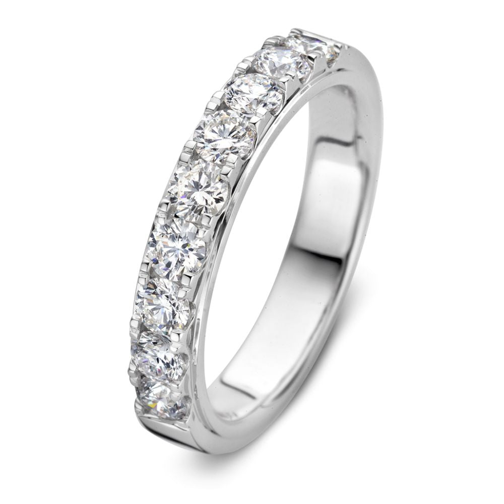 Witte gouden bandring met een rij van briljante diamanten in halve eeuwigdurende setting.