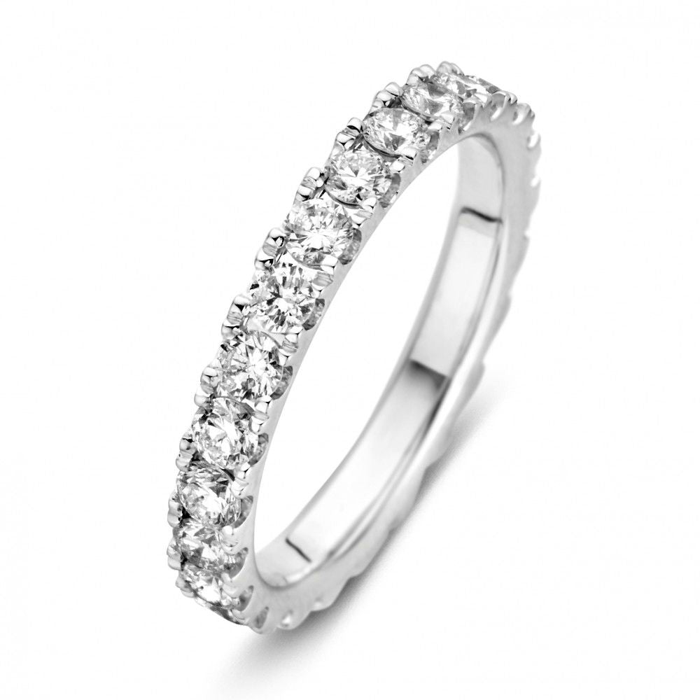 Witgouden eternity ring met een rij van briljanten van 1.50 carat, glanzende afwerking en een slanke vorm.
