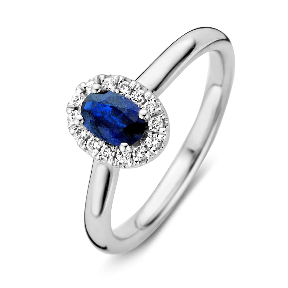 De Witgouden Damesring met Blauwe Saffier en Diamanten van Excellent Jewelry straalt tijdloze verfijning uit en is afgebeeld tegen een witte achtergrond.
