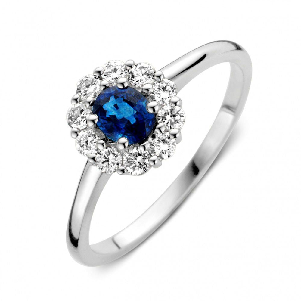 Witgouden ring met een ronde blauwe saffier omringd door diamanten in een bloemvormige zetting.