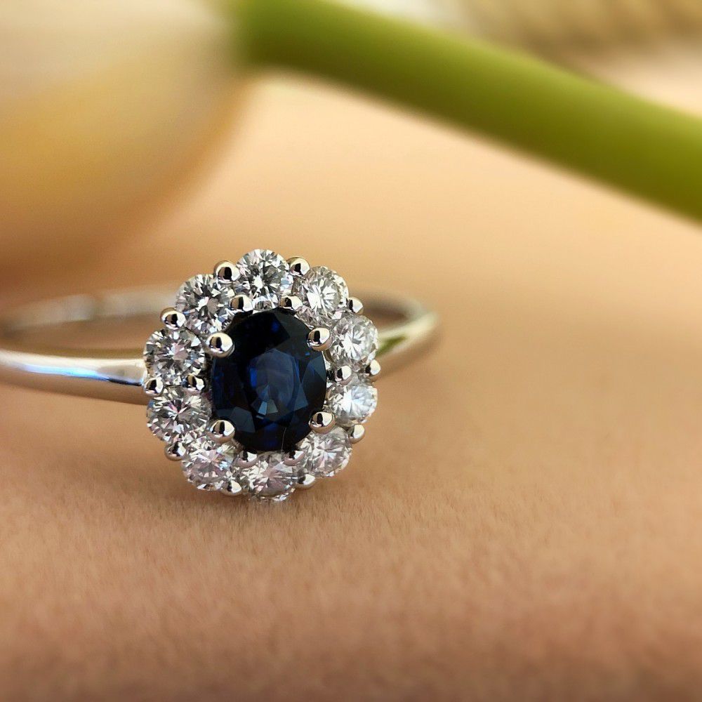 Witgouden Ring met Blauwe Saffier en Diamanten: Een Tijdloze Schoonheid