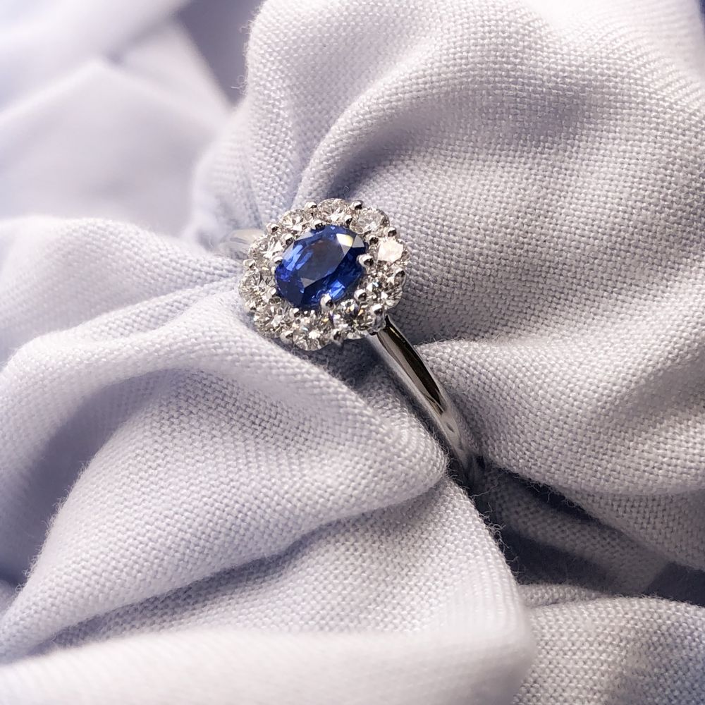 Witgouden Ring met Blauwe Saffier en Diamanten – Tijdloze Elegantie in een Klassieke Setting