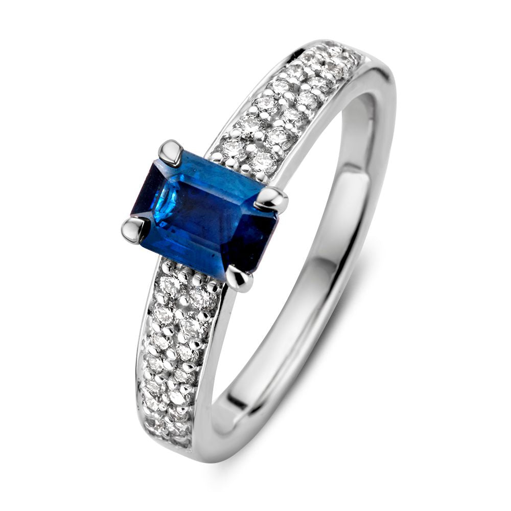 Witgouden ring met een vierkante blauwe saffier en een band bezet met kleine diamanten.