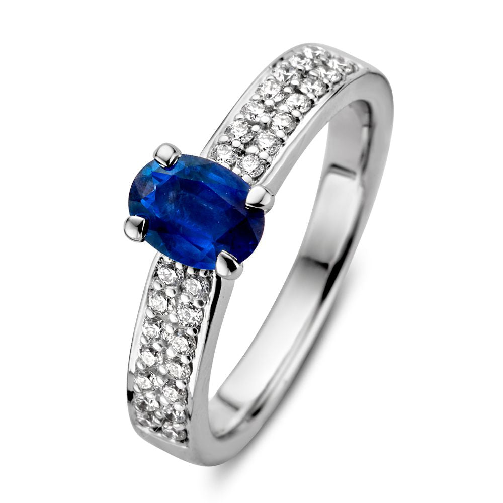 Witgouden ring met een ovale blauwe saffier en een rij diamanten aan de zijkanten.