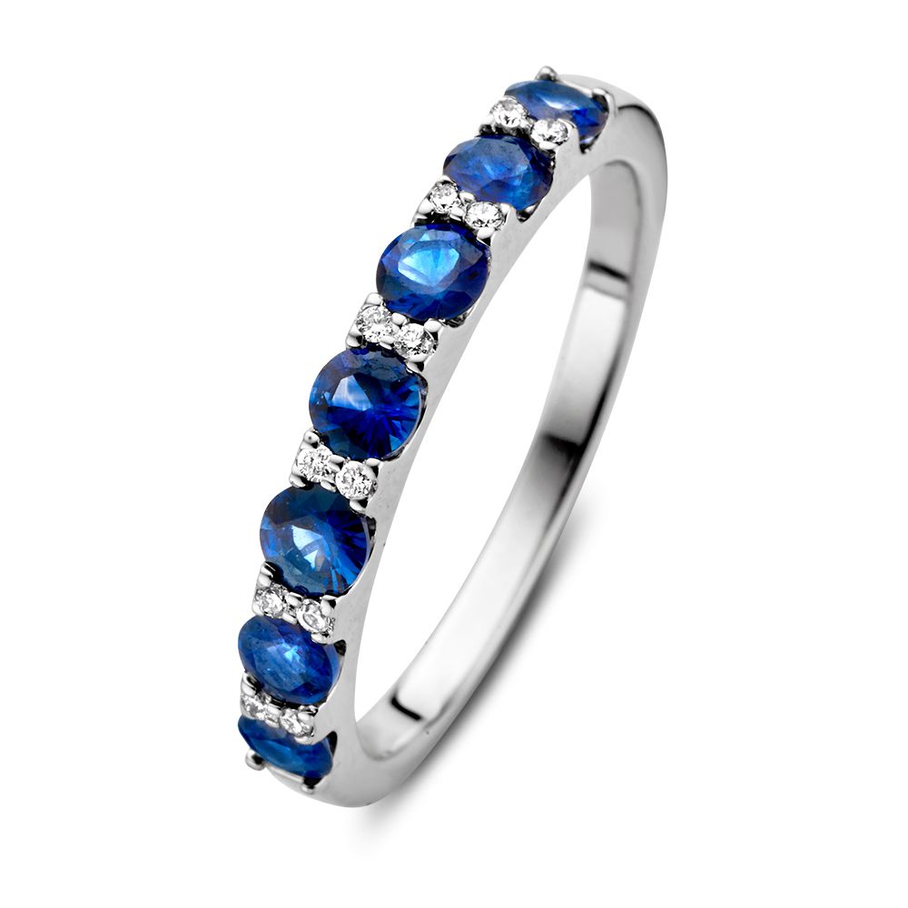 Witgouden ring met zeven ronde blauwe saffieren en zes kleine diamanten in een verfijnde zetting.