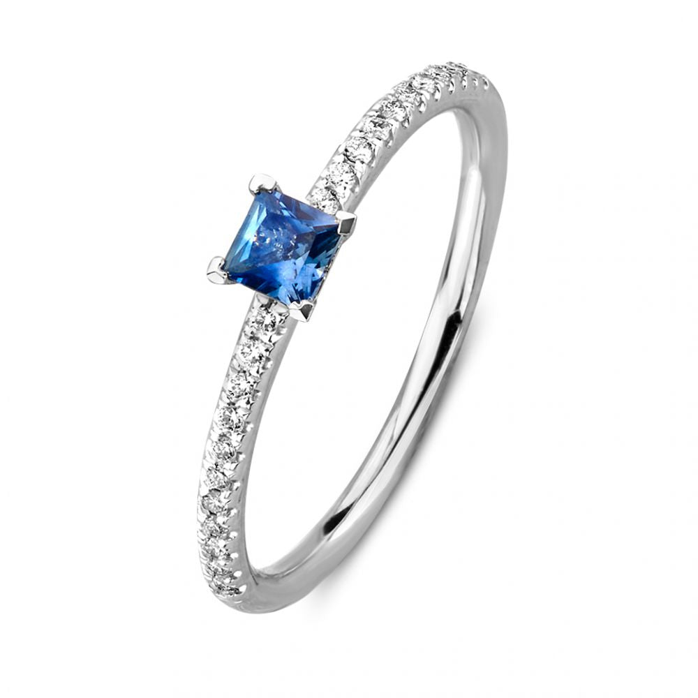 Witgouden ring met princess geslepen blauwe saffier en 0,10 caraat diamanten in de band.
