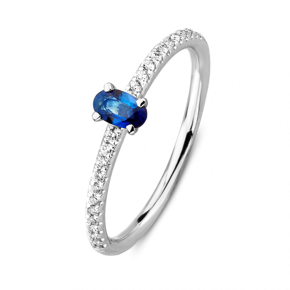 Witgouden ring met een ovale saffier en briljant geslepen steentjes aan de zijkanten.