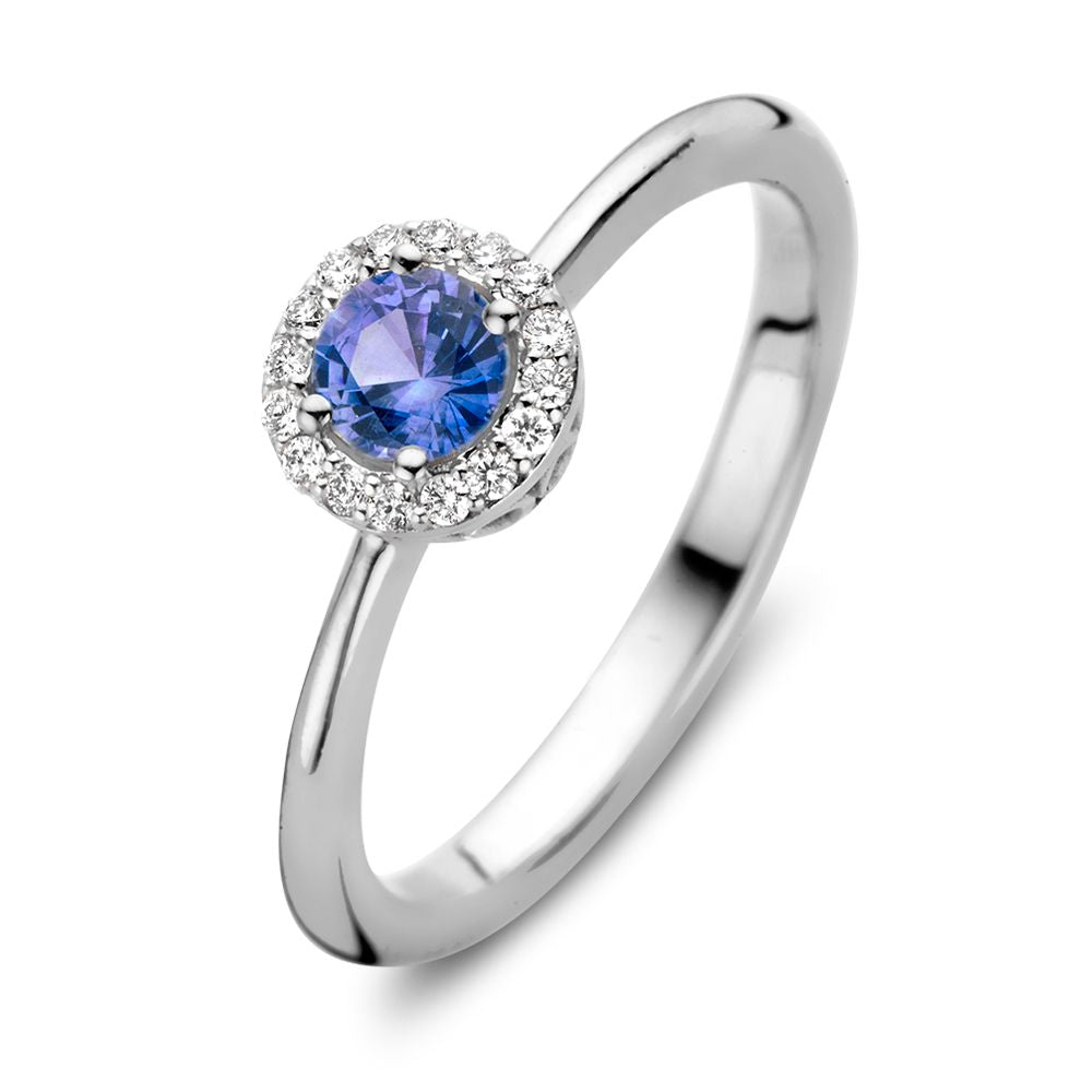 Witgouden entourage ring met een ronde blauwe saffier omringd door 0.11ct diamanten.