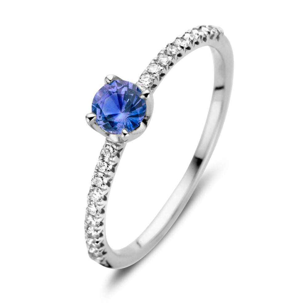 Witgouden ring met een ronde blauwe saffier in het midden en 0.15ct briljanten aan de zijkanten.