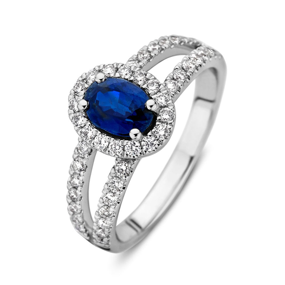 Witgouden ring met een ovale blauwe saffier omringd door diamanten, 14 karaat, met een glanzende afwerking.