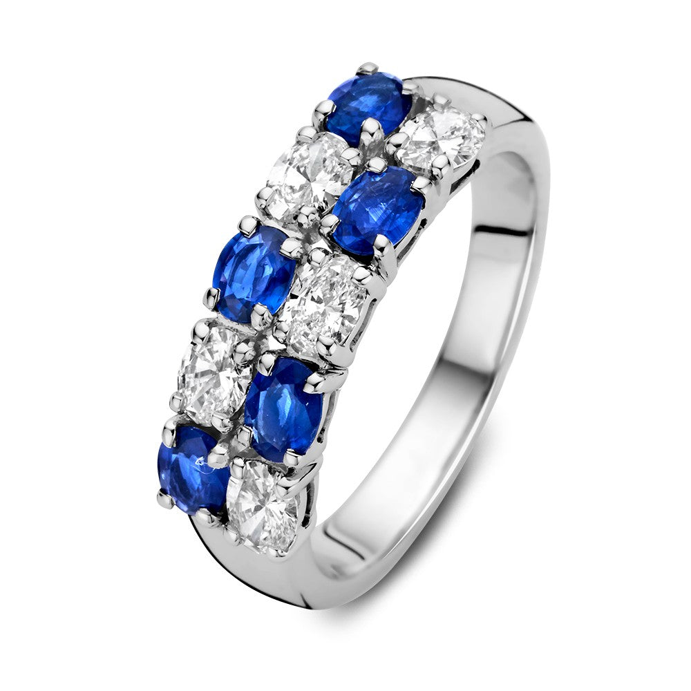Witgouden ring met ovaal geslepen blauwe saffier en 0,70 caraat diamanten in een moderne setting.