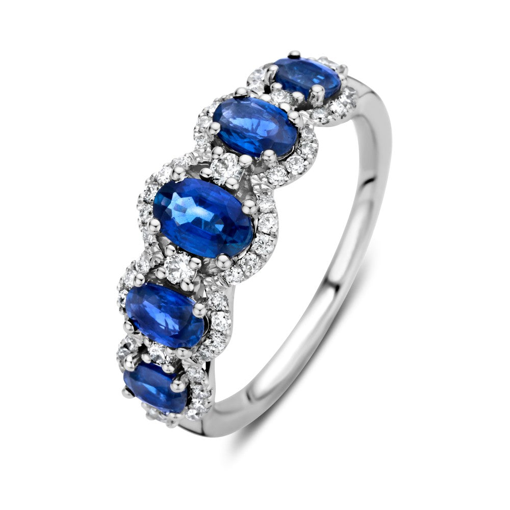 Witgouden ring met ovaal geslepen blauwe saffieren en 0,32 caraat diamanten, met een luxe, golvende vorm.