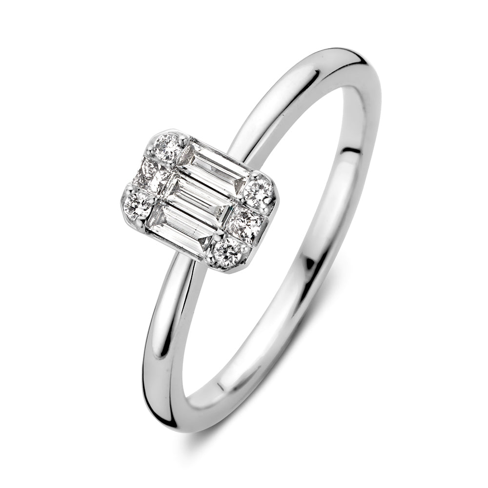Witgouden ring met een centrale baguette geslepen diamant omringd door briljant geslepen diamanten.