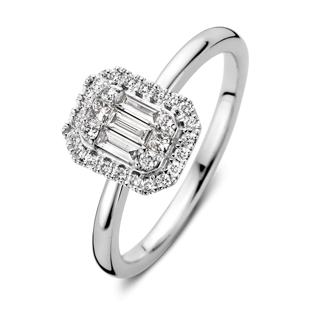 Witgouden ring met baquette diamanten in een unieke, vierkante setting en omlijsting van ronde diamanten.