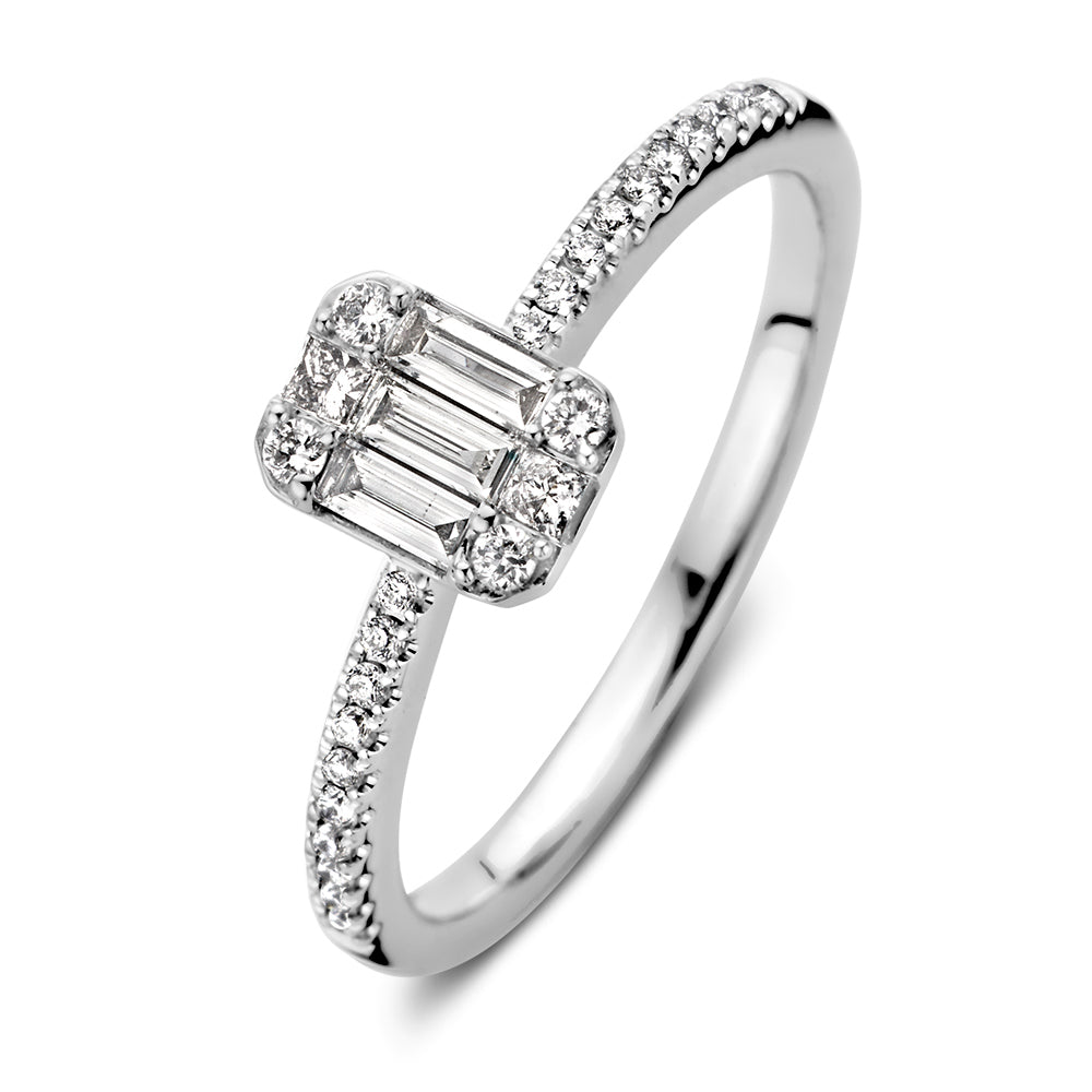Witgouden ring in emerald vorm met baquette diamanten en ronde steentjes aan de band.