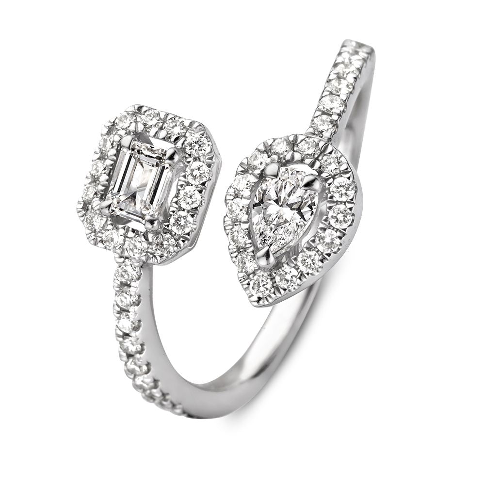 Witgouden ring met een emerald geslepen diamant en een peergeslepen diamant, omringd door kleinere diamanten.