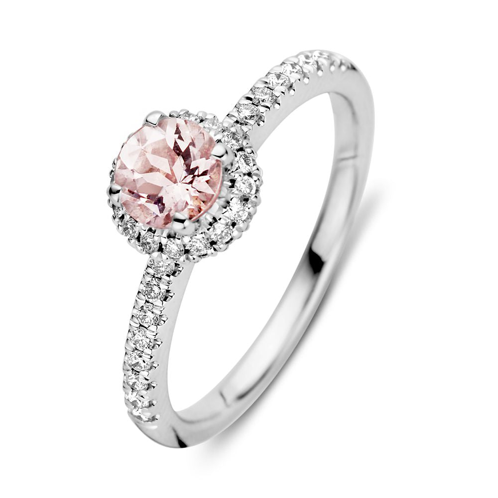Witte gouden ring met een ronde morganiet in een halo van briljant geslepen diamanten.