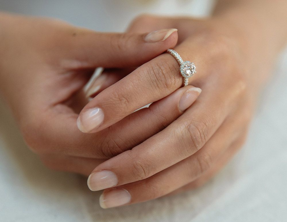 Elegant White Gold Ring with Morganite and Brilliant Cut Diamonds – 0.32 Carat
