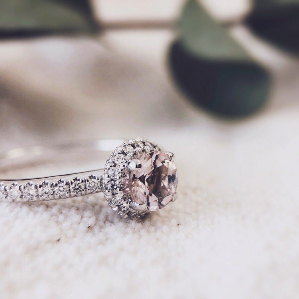 Elegant White Gold Ring with Morganite and Brilliant Cut Diamonds – 0.32 Carat