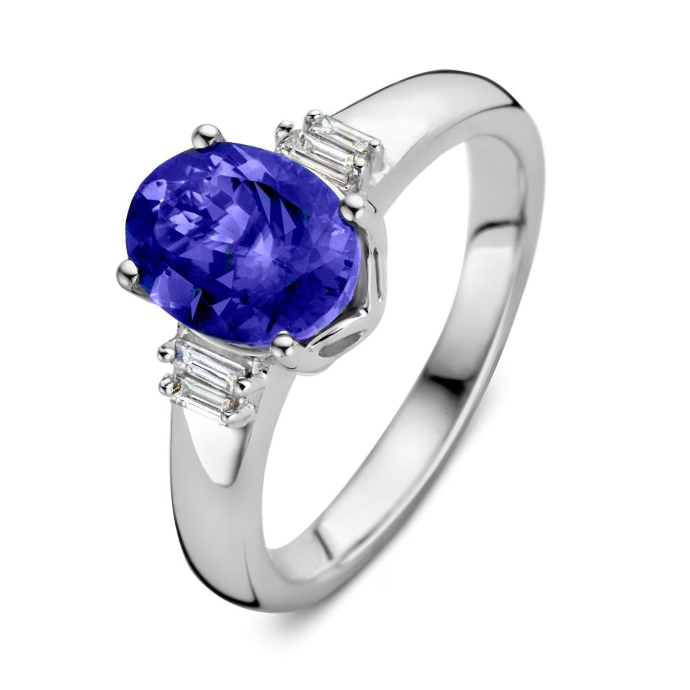 Witte gouden ring met een ovale 2.04 karaat tanzaniet en twee rechte diamanten aan de zijkanten.