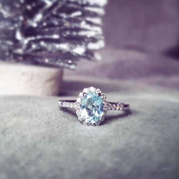 Exquisite White Gold Ring with 1.70 Carat Blue Topaz and Brilliant Diamonds