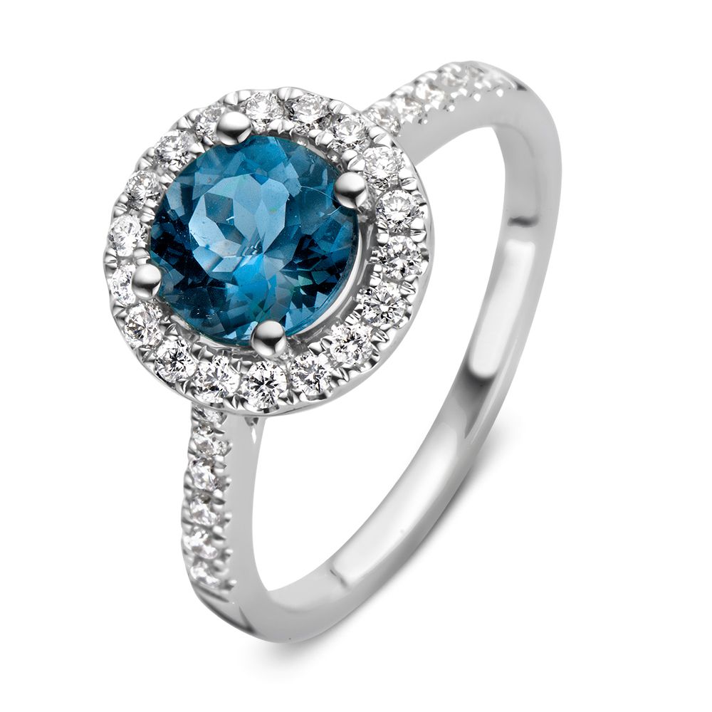 Witte gouden ring met een ovale London blue topaas van 1,52 karaat, omringd door 0,40 karaat diamanten.