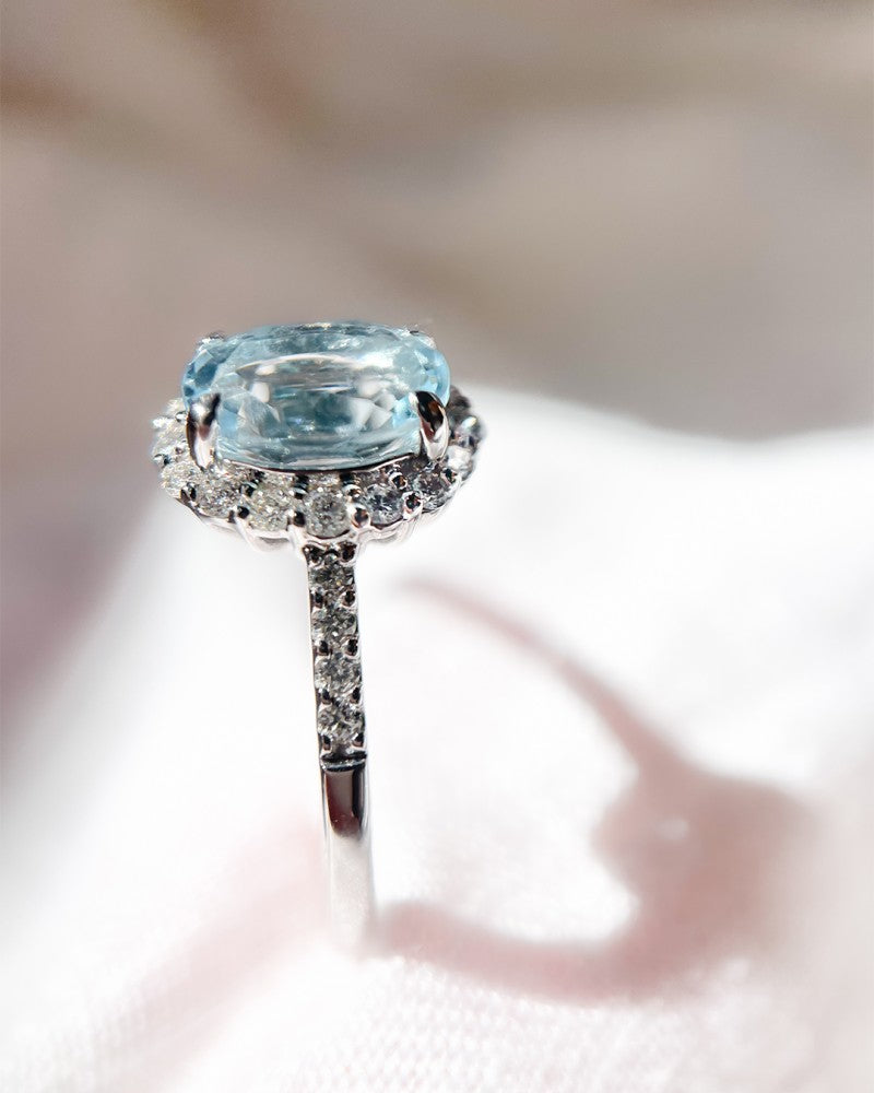 Exquisite White Gold Ring with 1.70 Carat Blue Topaz and Brilliant Diamonds
