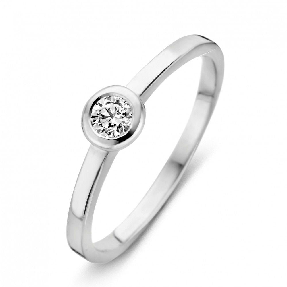 De Witgouden Solitair Ring met Zirkonia van Excellent Jewelry is een elegante damesring met een ronde zirkonia in een gladde zetting op een gepolijste band, mooie keuze als aanschuifring, getoond tegen een witte achtergrond.