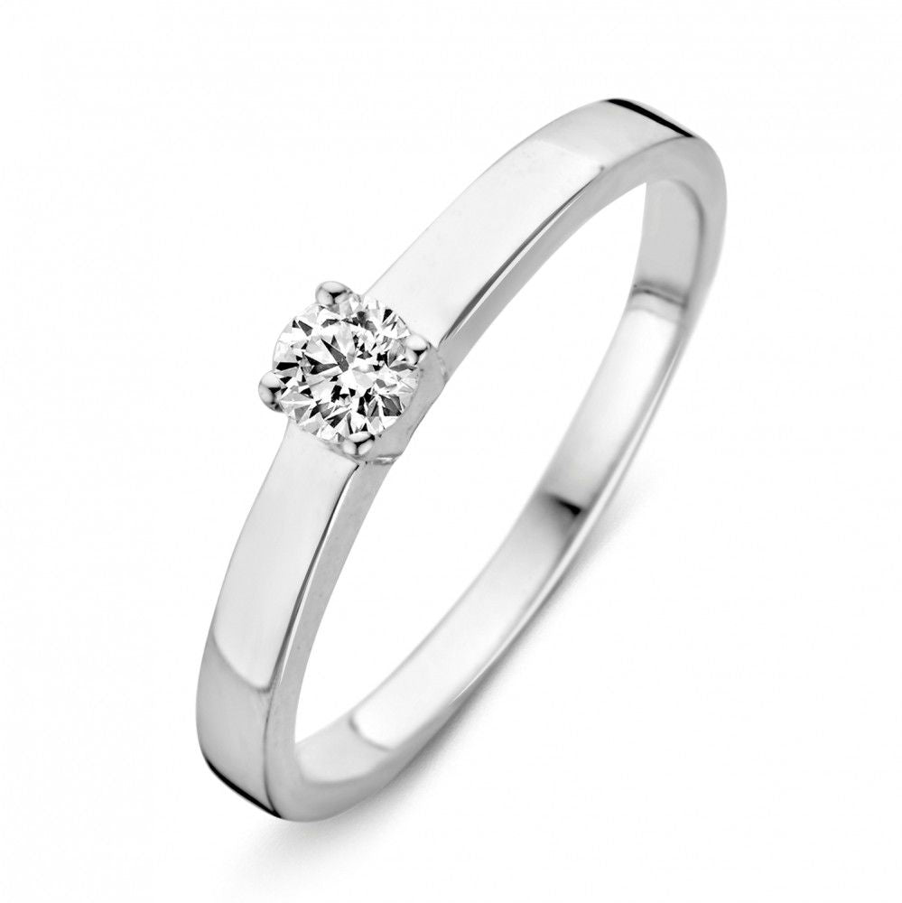 Witgouden ring met een stralende zirkonia in het midden en een gladde, moderne band.