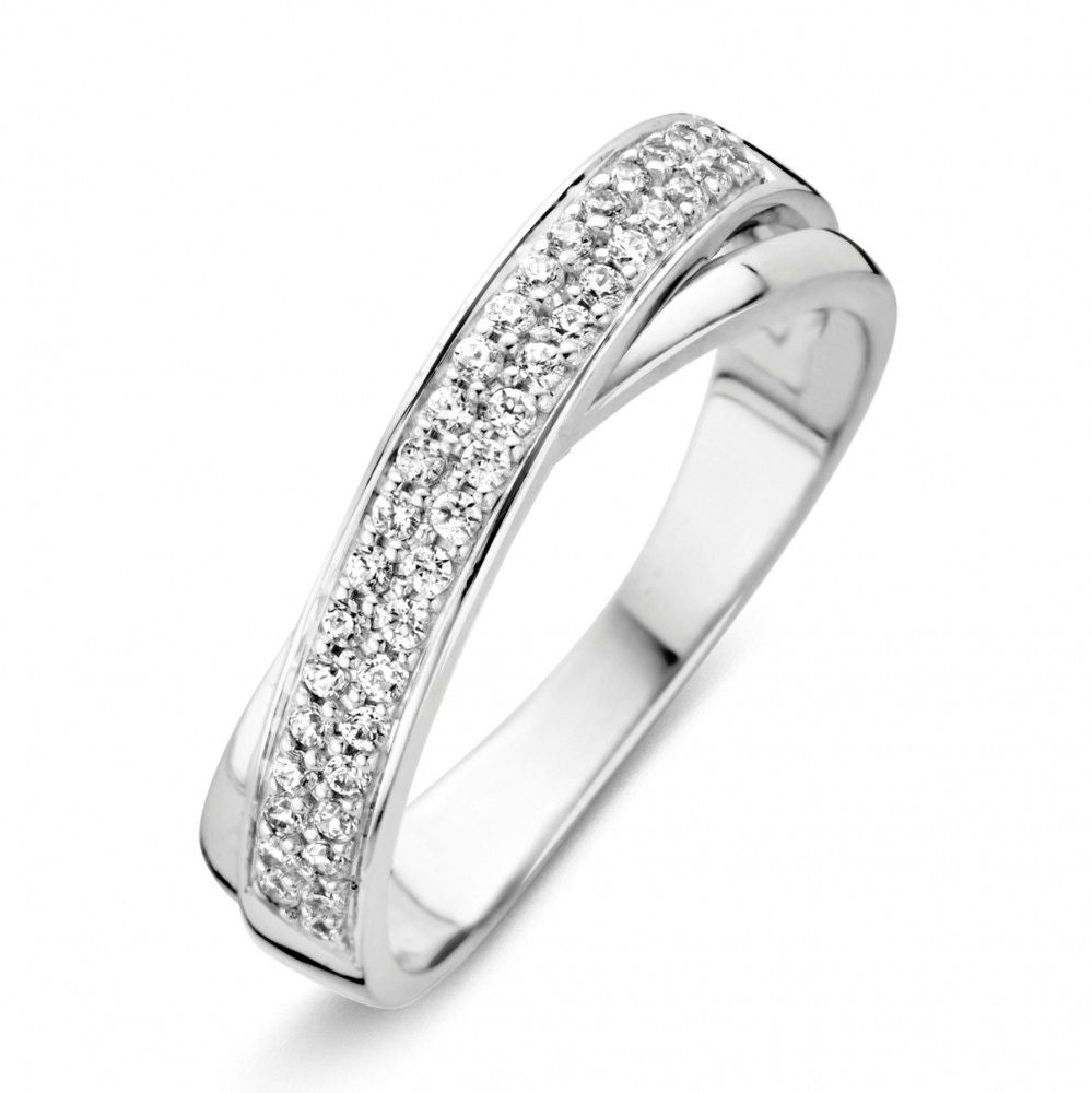 De Witgouden Slagring met Zirkonia's van Excellent Jewelry combineert tijdloze elegantie met een modern ontwerp, twee overlappende banden en fonkelende zirkonia's in 14 karaat witgoud voor een verfijnde uitstraling.