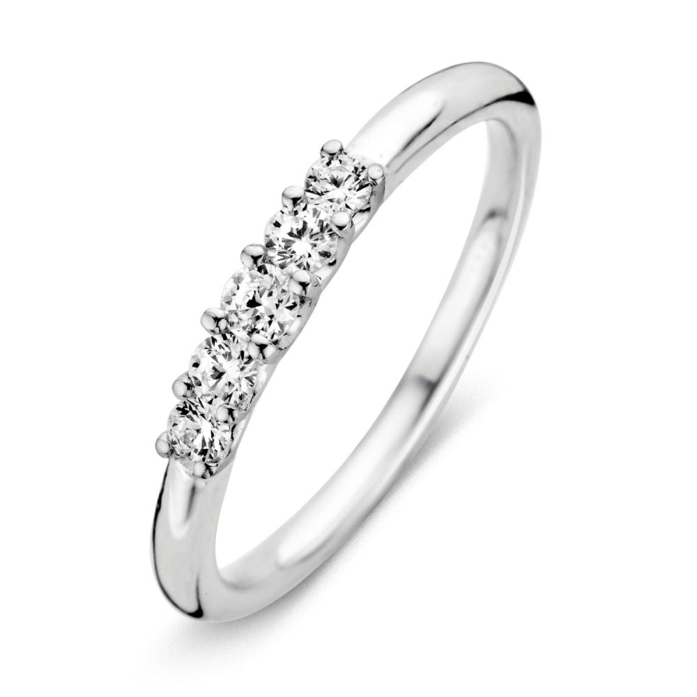 Witgouden ring met vijf heldere zirkonia's in een subtiele, tijdloze setting.