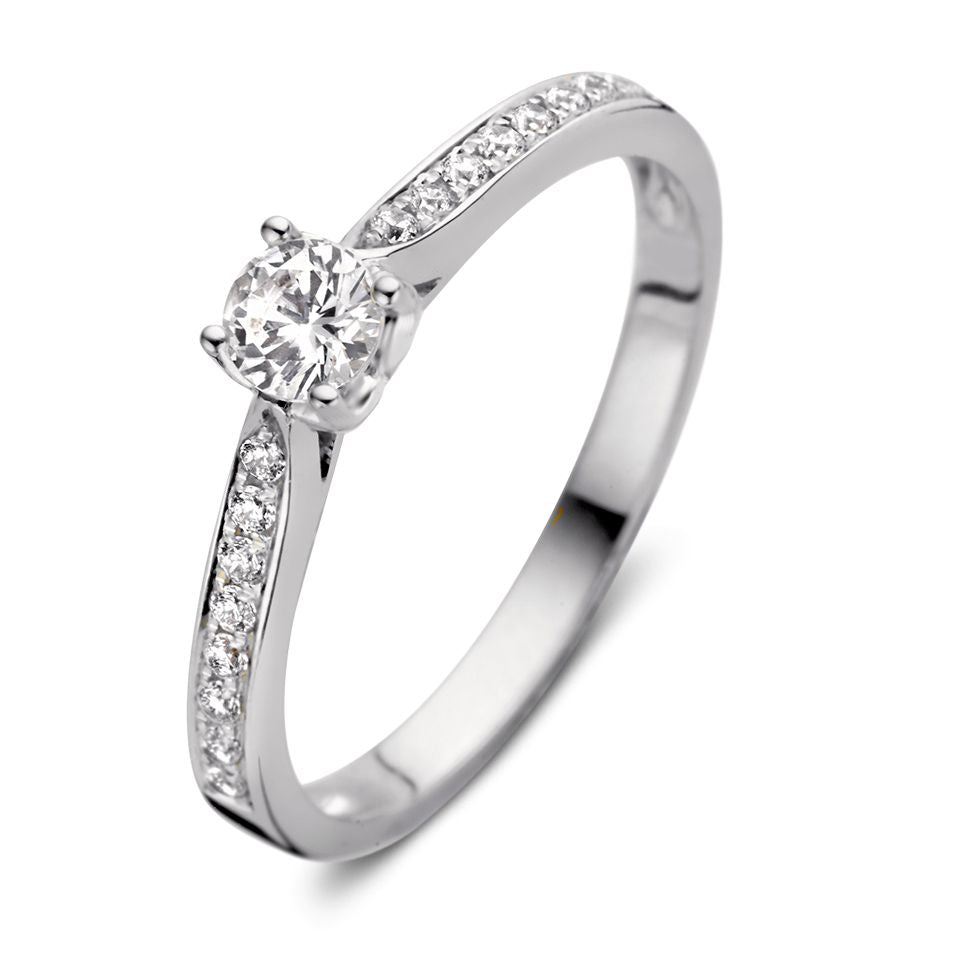 Witgouden ring met een zirkonia hart en kleine zirkonia's aan de zijkanten.