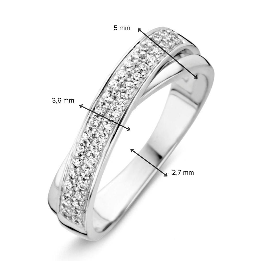 De Witgouden Slagring met Zirkonia's van Excellent Jewelry heeft twee rijen zirkonia's en voldoen bovenaan 5 mm breed, langs de band 3,6 mm en is op het smalste punt 2,7 mm.
