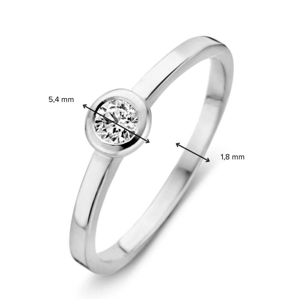 De Excellent Jewelry Witgouden Solitair Ring met Zirkonia is perfect voor aanschuifringen, met een elegante 1,8 mm band en een ronde, bezel-gezette zirkonia, schitterend gepresenteerd tegen een witte achtergrond.