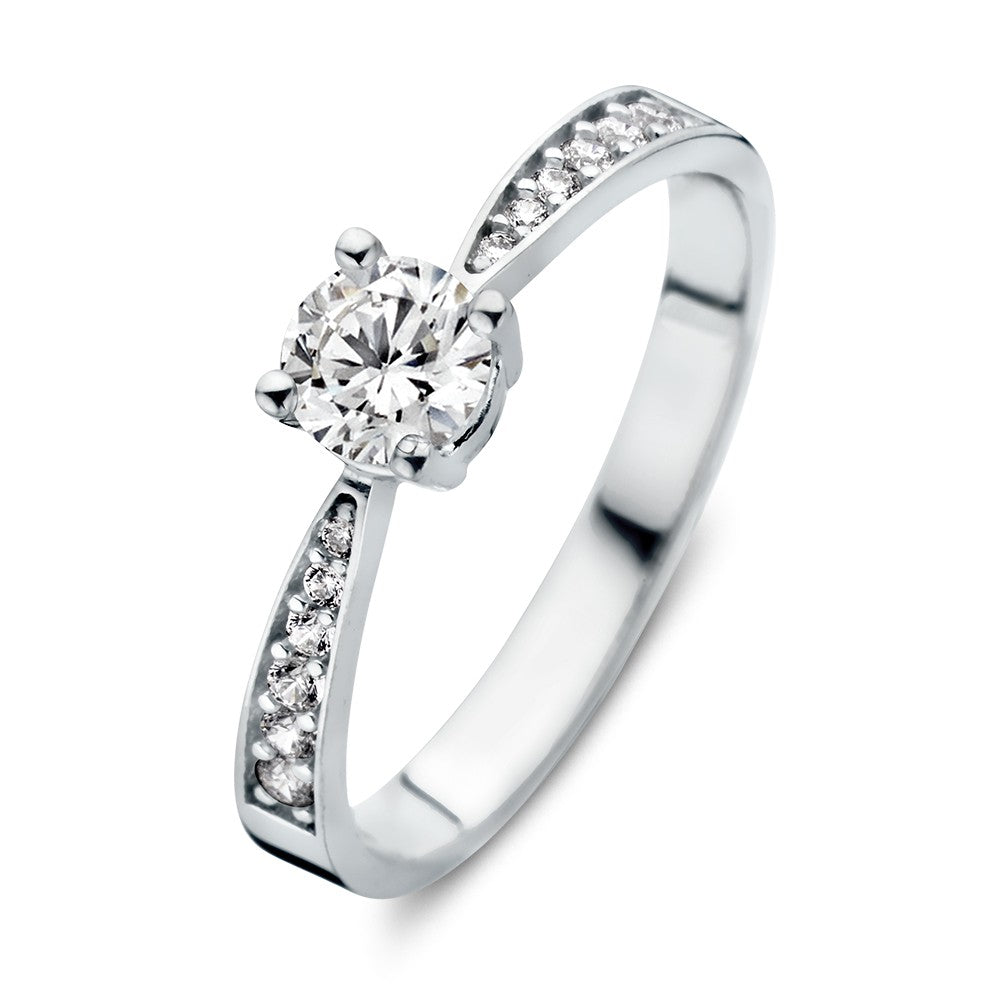 Witgouden ring met een centrale zirkonia en kleine zirkonia's aan de zijkanten, verfijnde afwerking.