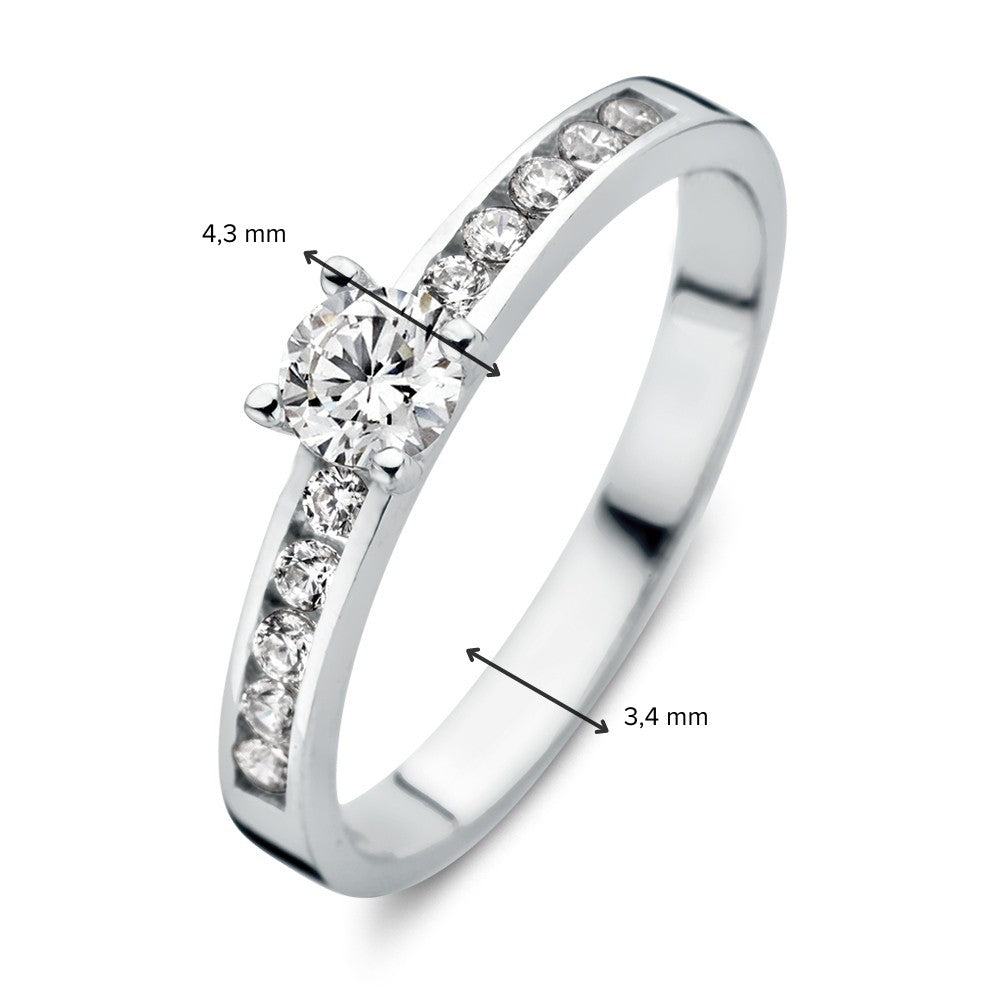 De Witgouden Damesring met Zirkonia's - Subtiele Elegantie van Excellent Jewelry heeft een centrale ronde zirkonia van 4,3 mm en zijstenen van 3,4 mm in de band voor een verfijnde look.