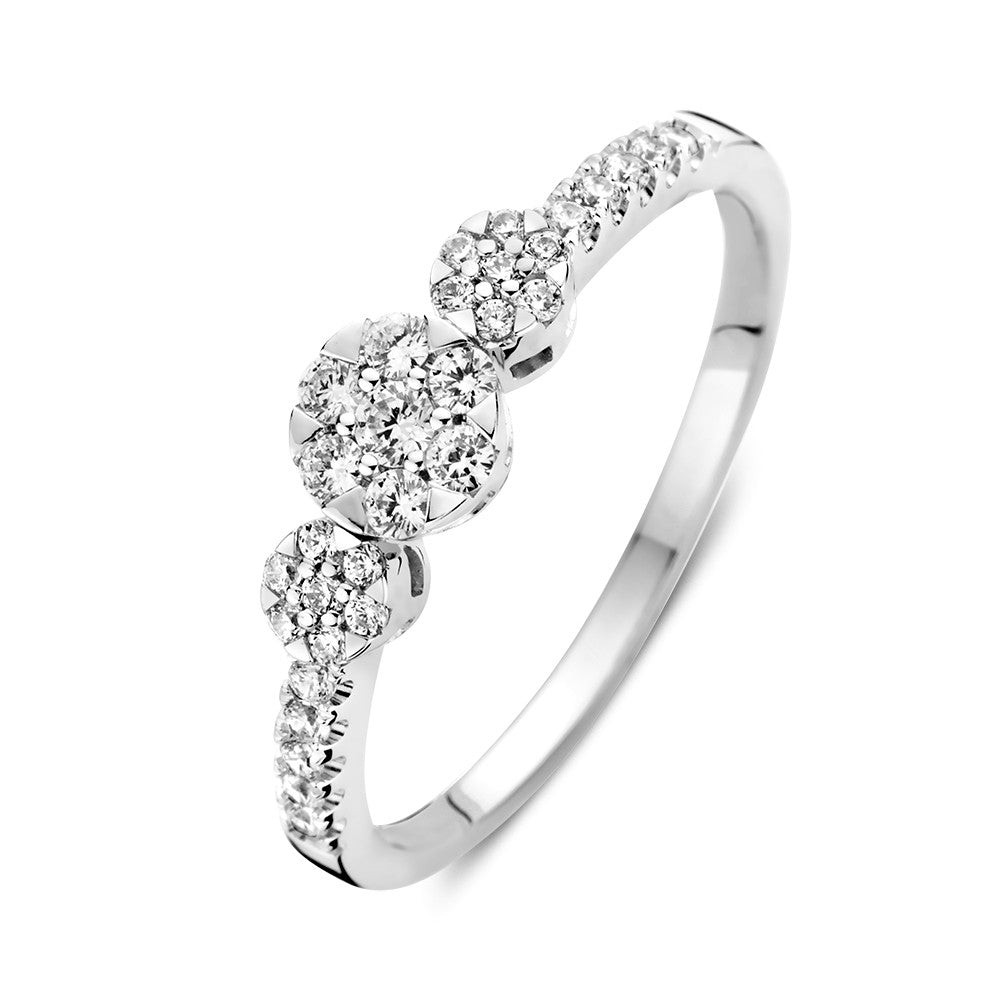 Witgouden ring met drie ronde zirkonia's en zijstenen, met een glanzende afwerking.