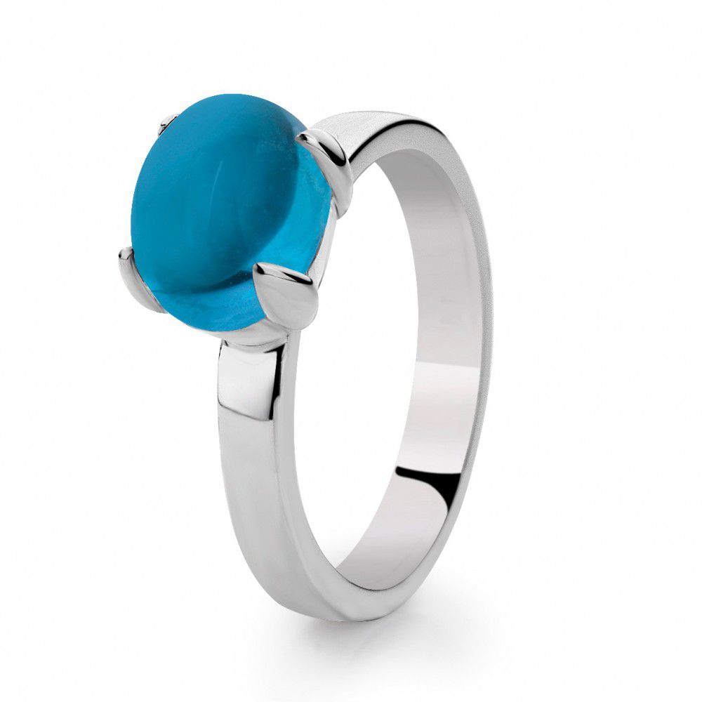 Zilveren ring met een grote, ronde, blauwe topaas als opvallend sieraad.