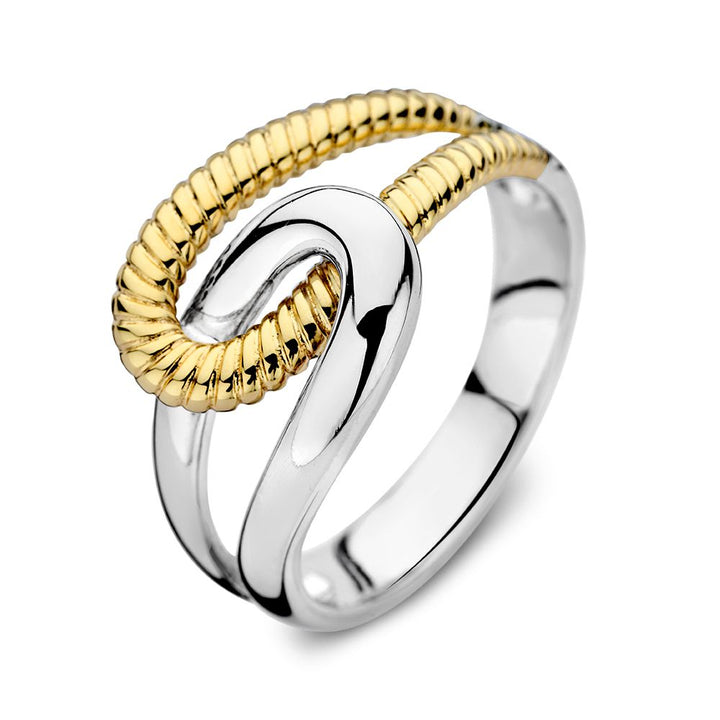 De Zilveren Damesring met 14 Karaat Goud van Excellent Jewelry heeft een gepolijste zilveren band en een gedraaide gouden baan die samen een elegante, overlappende knoop vormen-de perfecte minimalistische ring zonder steen.