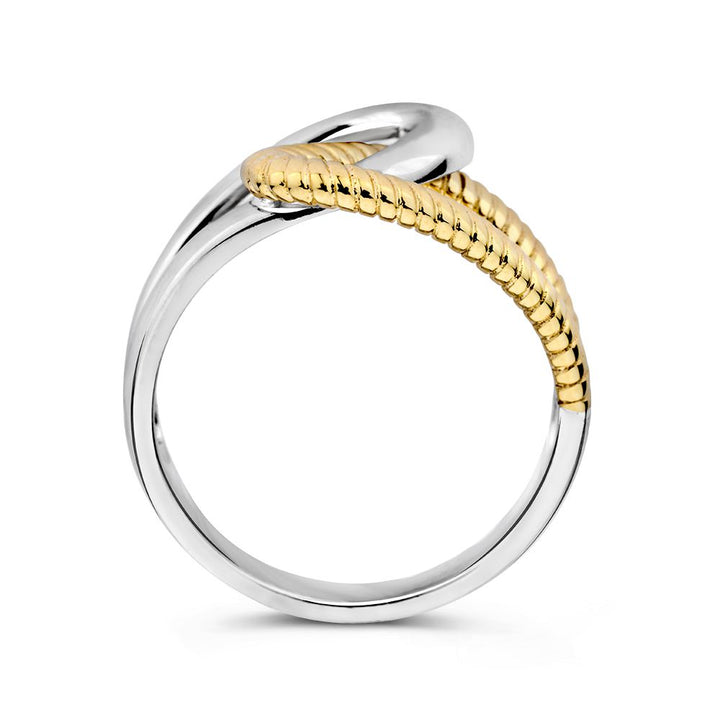 De Zilveren Damesring met 14 Karaat Goud - Gedraaide Gouden Baan van Excellent Jewelry combineert een gedraaide, gouden baan met zilver voor een moderne, elegante look zonder steen.
